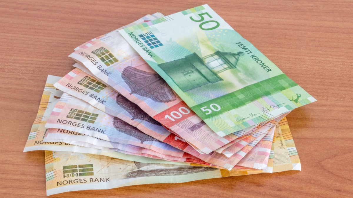 Siostrzane problemy korony i złotówki. Waluty tracą wobec euro i dolara