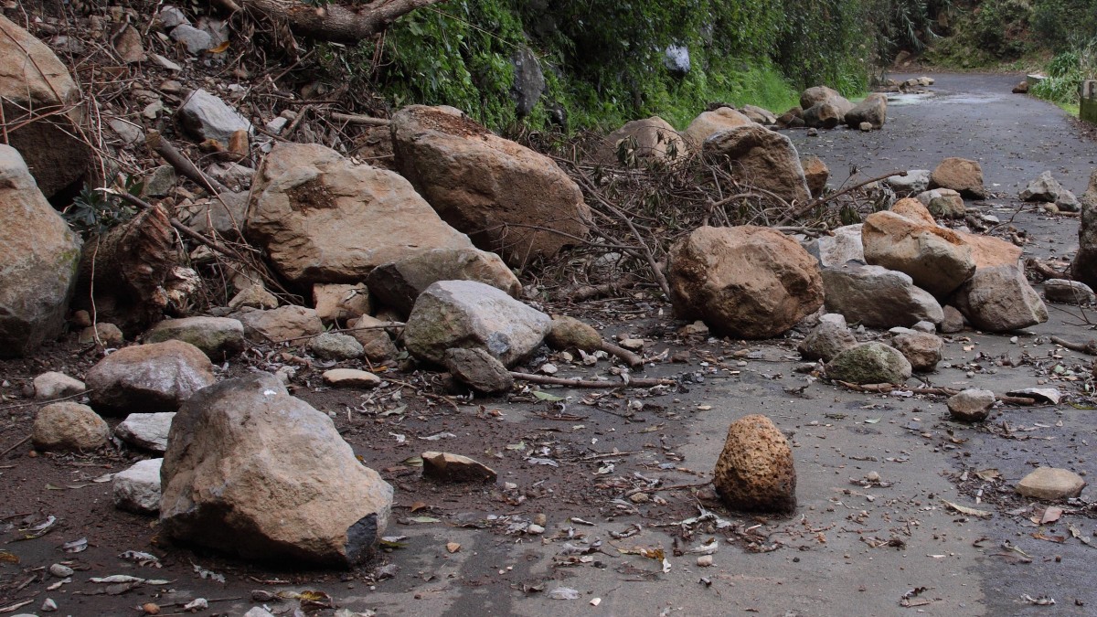 Duże osuwisko ziemi. Droga E16 zamknięta 