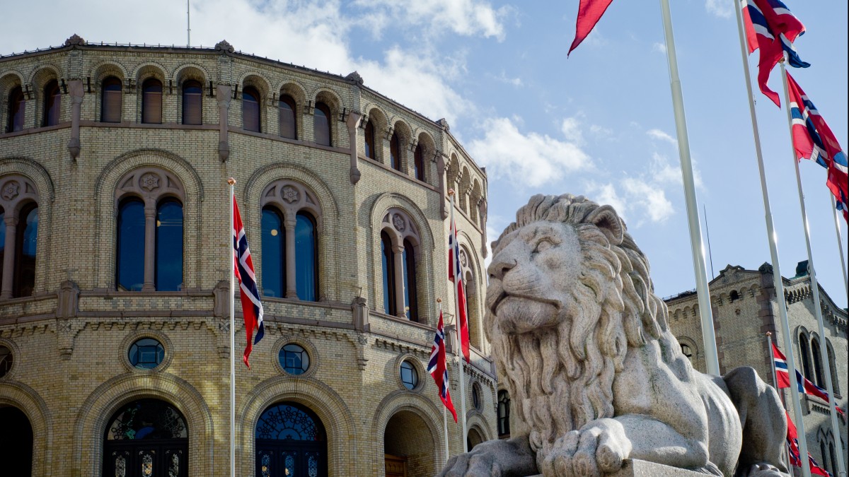 Norweski rząd upraszcza regionalne środki kontroli. Będzie mniej „poziomów działania”