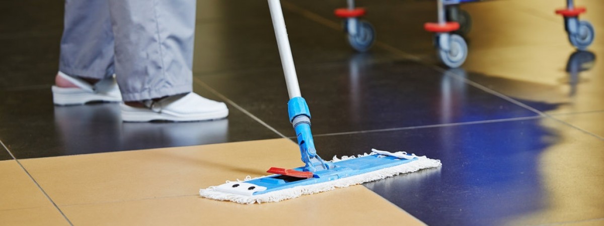 Branża sprzątająca wciąż z tyłami: co trzecia osoba nie dostaje bonusu za „nocki”, kuleją opłaty za dojazd