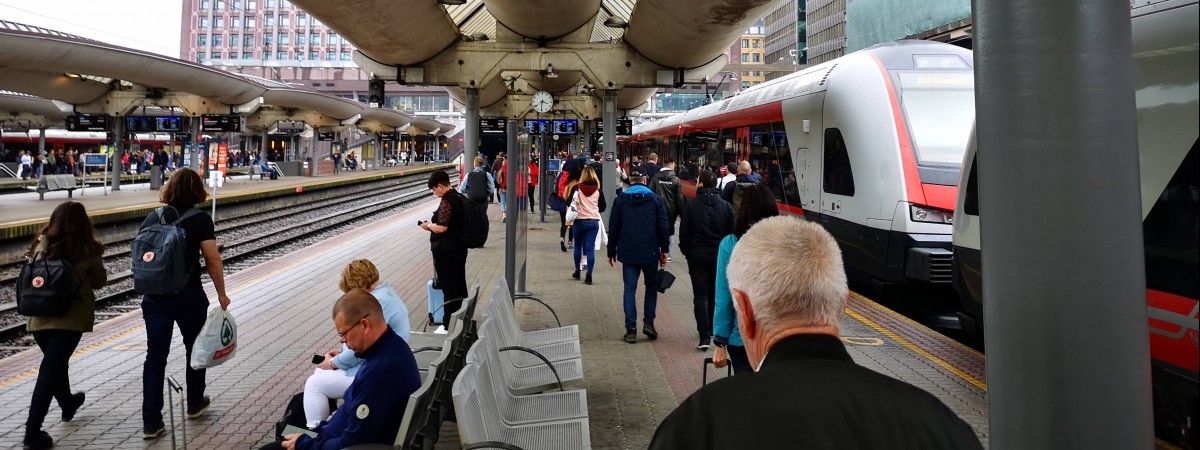 Poranne utrudnienia dla pasażerów kolei: opóźnienia i zamknięte trasy 