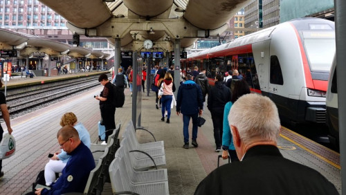 Poranne utrudnienia dla pasażerów kolei: opóźnienia i zamknięte trasy