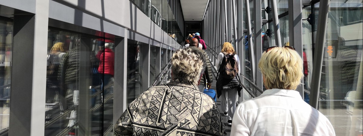 Norwegowie latają więcej i… dwa razy taniej. Aktywiści: „To zabójstwo dla środowiska”