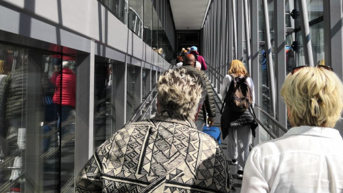 Norwegowie latają więcej i… dwa razy taniej. Aktywiści: „To zabójstwo dla środowiska”