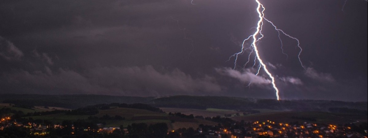 Chaos komunikacyjny i awarie po burzowej nocy: ponad 20 000 błyskawic przecięło niebo