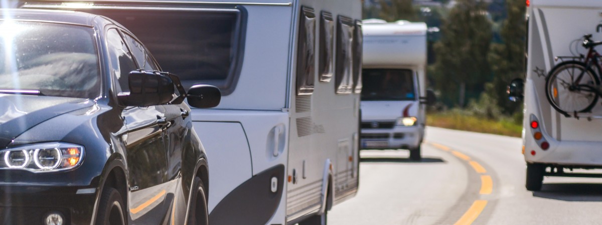 Większy ruch równa się wzmożone kontrole drogówki. Tego lata więcej patroli na drogach