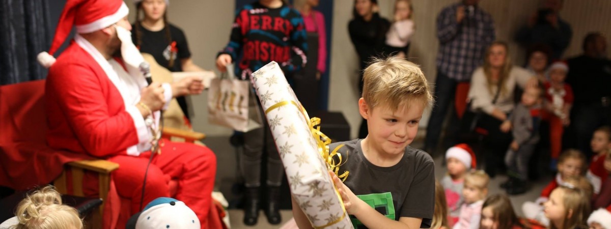 50 małych pomocników i On. Polonijne Mikołajki przywołały magię Świąt