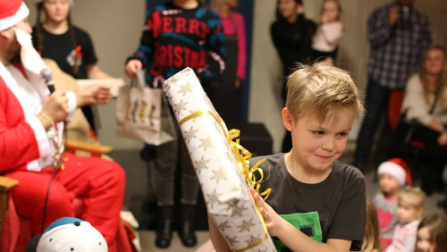 50 małych pomocników i On. Polonijne Mikołajki przywołały magię Świąt