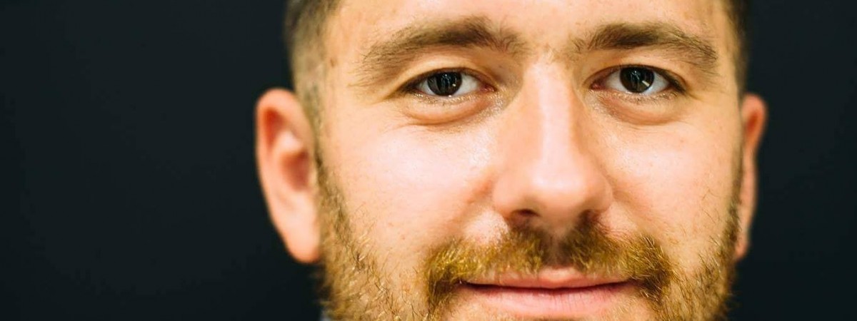 „To moja pasja, robię to z sercem, kocham ten zawód”: fryzjer z Polski strzyże norweskie gwiazdy [VIDEO]