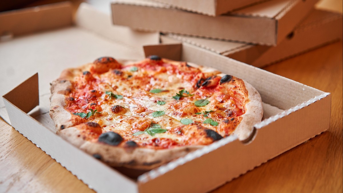 Poprosili o dopłatę za pizzę po odwołanym locie. Dostaną po 5 000 koron