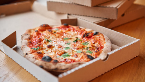 Poprosili o dopłatę za pizzę po odwołanym locie. Dostaną po 5 000 koron