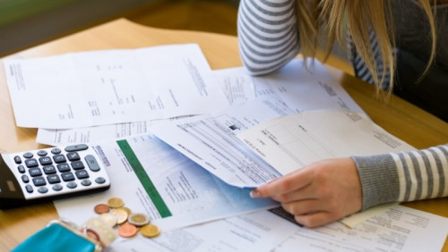 Gdy w pracy nie ma zleceń – co może zrobić pracownik, który został zwolniony lub skierowany na postojowe?