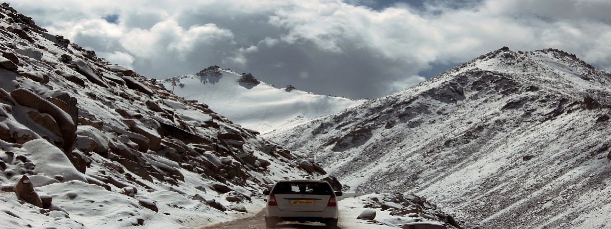 Opony kolcowane i bez kolców: czym się różnią i które wybrać