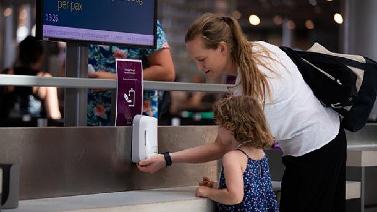 Piloci proszą o lepszą kontrolę obostrzeń: „Maseczka w samolocie nie pomoże, jeśli nie była noszona na lotnisku”