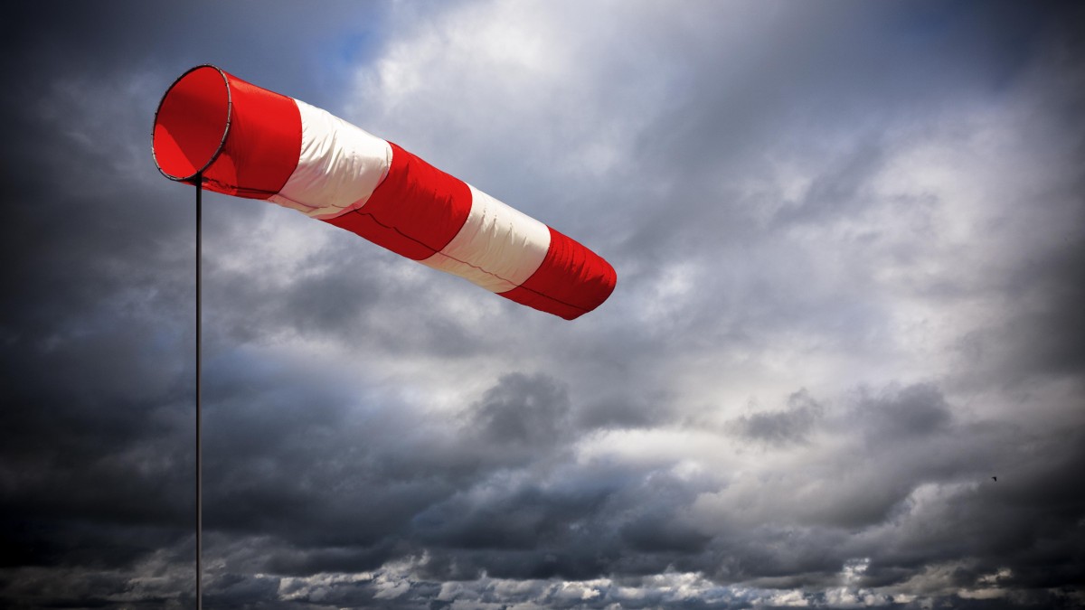 Uwaga na silny wiatr. Wydano pomarańczowe alerty