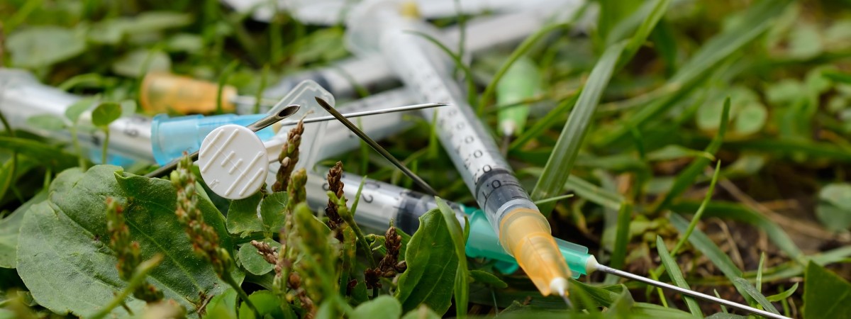 Pokoje dla narkomanów nieczynne w wakacje. Ratownicy boją się fali przedawkowań „na ulicy”