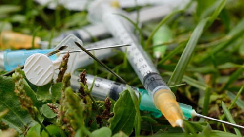 Pokoje dla narkomanów nieczynne w wakacje. Ratownicy boją się fali przedawkowań „na ulicy”