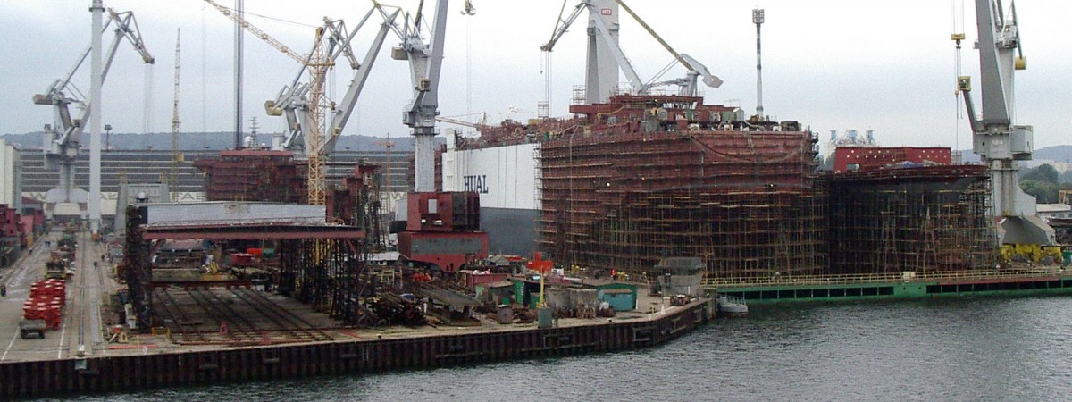 Wypadek w stoczni w Gdyni. Norweski statek wpadł z dokiem do wody. Trwa akcja ratunkowa