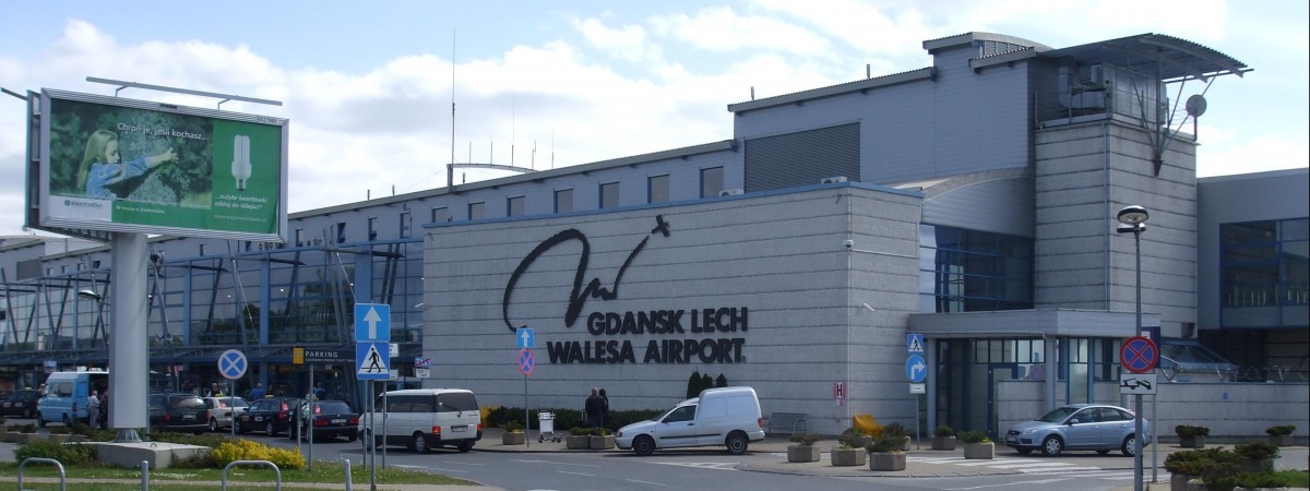 Tuż przed startem wszczęli awanturę. Samolot opuścili w kajdankach