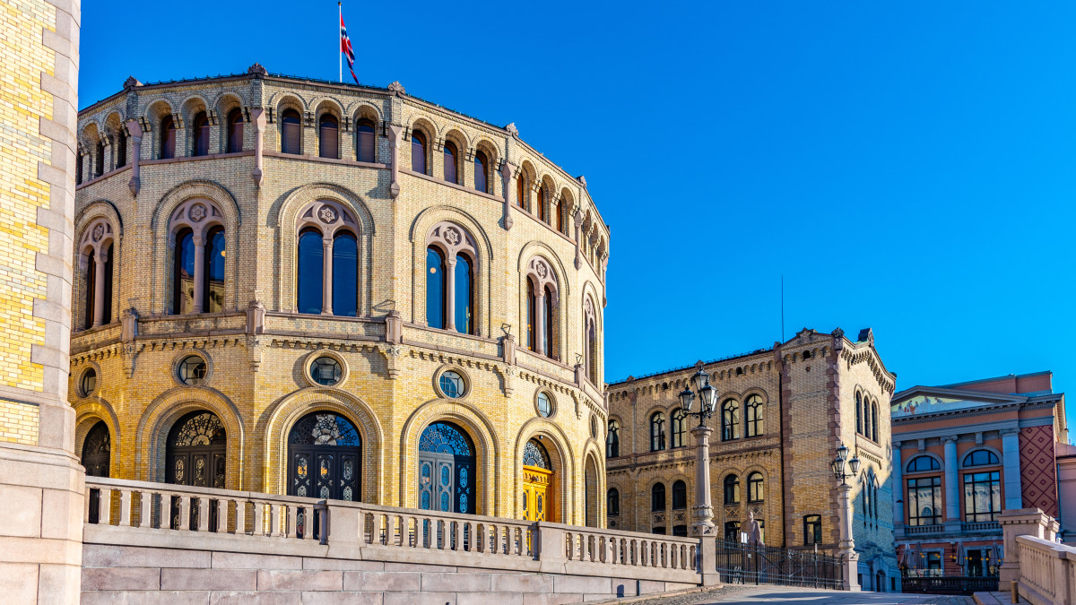 Czy cała naprzód to… cała w prawo? Przedwyborcze dylematy Norwegów