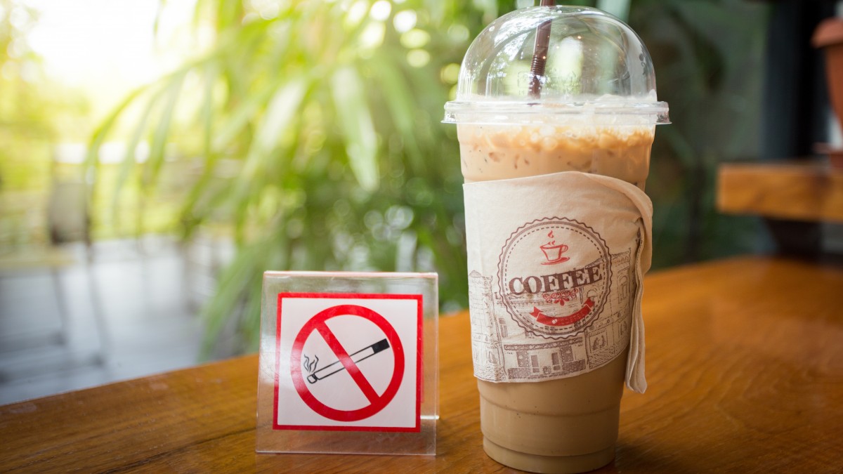 Zakaz e-papierosów, palenia w parkach i ogródkach restauracyjnych? Nowe plany resortu zdrowia