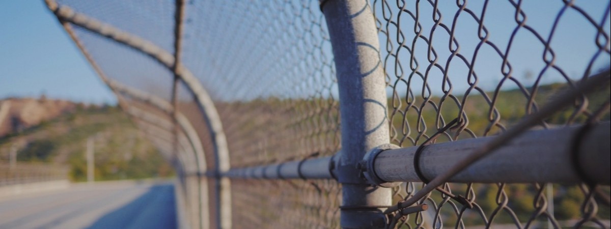 Pomagają młodym uchodźcom w ucieczce za granicę. Handlarze ludźmi zacierają ręce