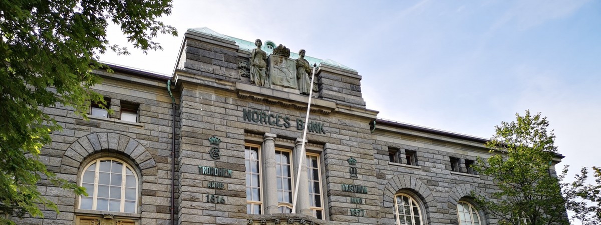 „Ostatni jastrząb w mieście”: Bank Norwegii dalej idzie pod prąd i winduje stopy procentowe