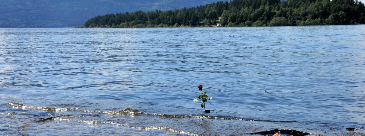 Koniec z mową nienawiści. Policja bierze się za grożących ocalałym z masakry Breivika 