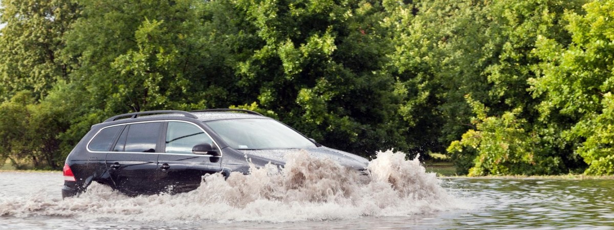 Silne opady deszczu w Sørlandet: zamknięty odcinek trasy E18 pomiędzy Arendal i Kragerø
