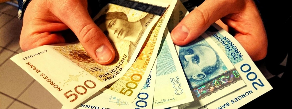  Studia, podróże, pierścionek dla dziewczyny. Na co Polacy wydają zarobione korony? 