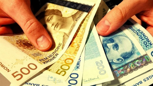 Studia, podróże, pierścionek dla dziewczyny. Na co Polacy wydają zarobione korony?
