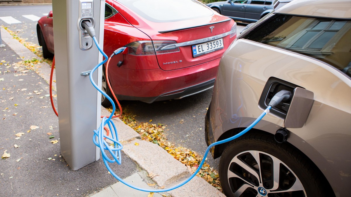 W tych krajach po drogach jeździ najwięcej elektryków: Norwegia zdecydowanym liderem w Europie