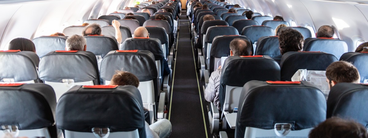 Pijany wpadł w szał na pokładzie samolotu z Warszawy do Oslo. Załoga musiała go obezwładnić 