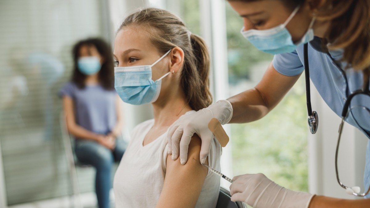 Będą szczepionki dla nastolatków? FHI rozważy to po wakacjach