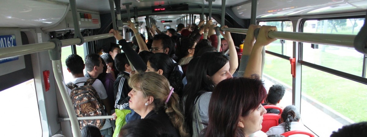 Chaos i ścisk w komunikacji miejskiej. „Staliśmy tam jak śledzie w beczce”