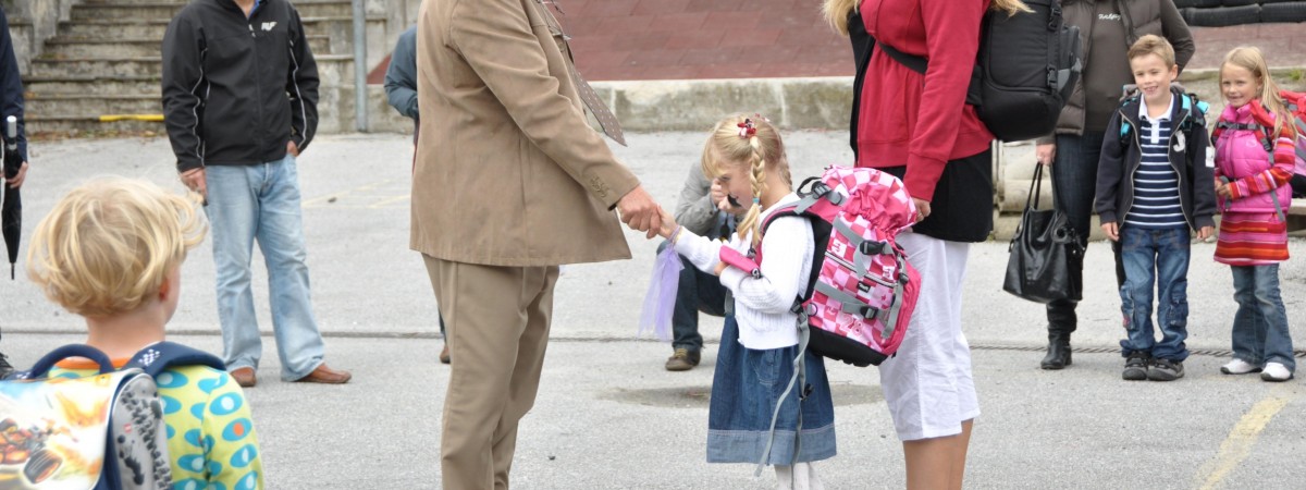Zdjęcia z rozpoczęcia roku szkolnego mogą komuś zagrozić. Policja: „Nie publikujcie ich”