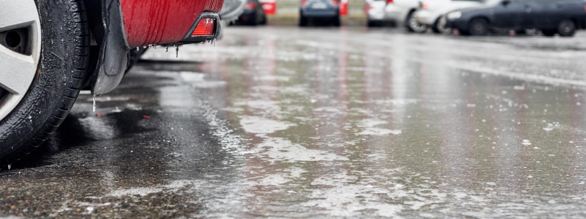 Drogowcy ostrzegają: marznący deszcz i śliska jezdnia w wielu częściach kraju