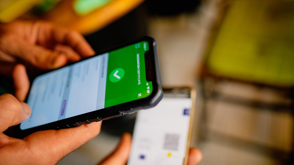 Unijne certyfikaty szczepień zostaną jeszcze rok? Komisja chce przedłużyć ich użycie