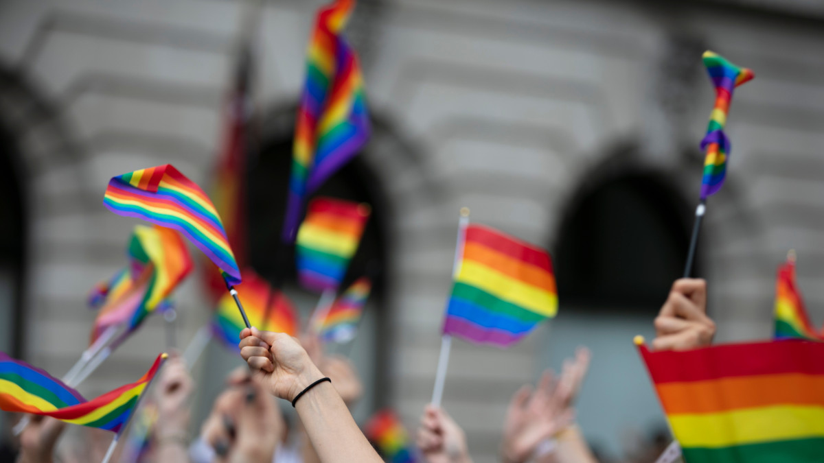Tęczowa na maszt. Miesiąc Dumy LGBTQ+ w Norwegii