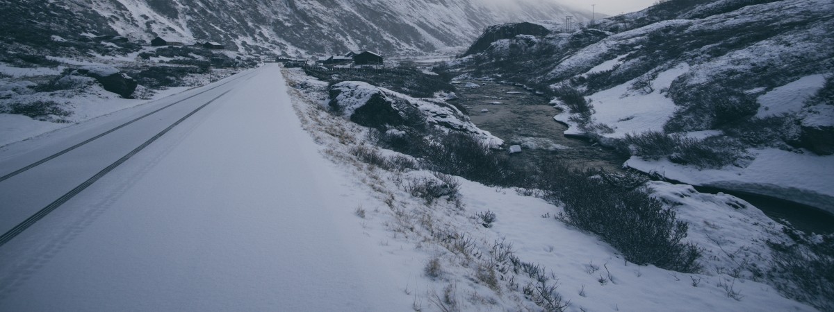 Pierwsze utrudnienia i zamknięte przejazdy. Śnieg zaskoczył kierowców