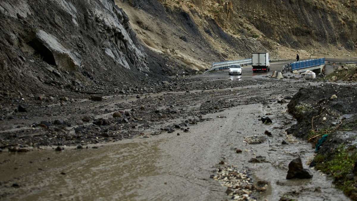 Osuwisko pochłonęło dom. Nie wszystkich mieszkańców udało się uratować [AKTUALIZACJA]