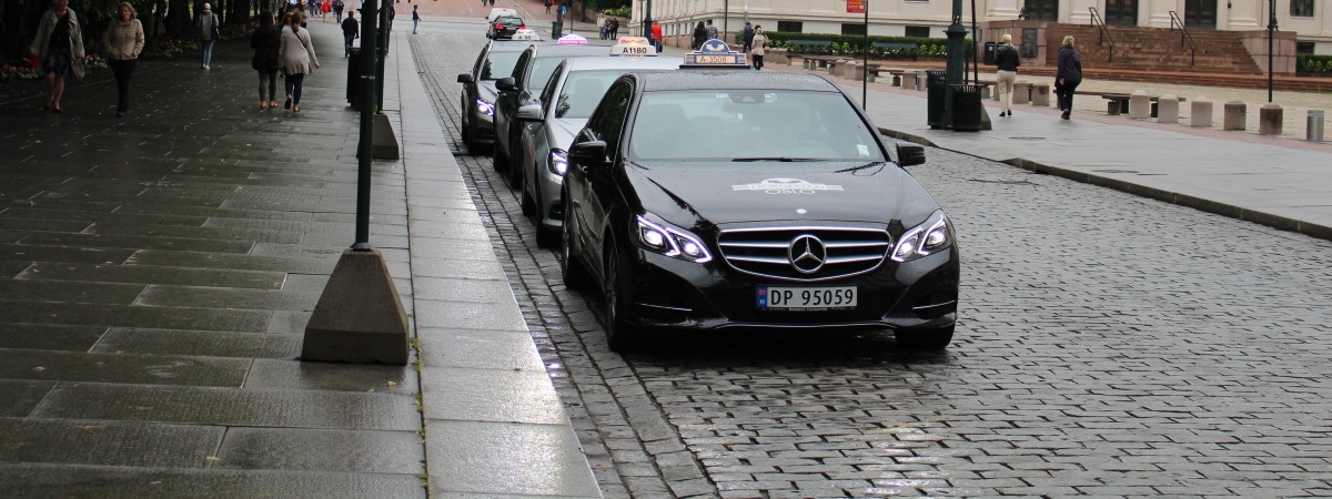 Wyrzuceni z autobusu za złe zachowanie. Szkoła płaci im za… taksówki