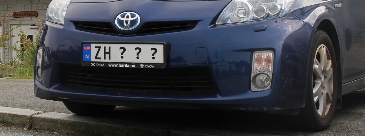 „Czarna lista” spersonalizowanych tablic coraz dłuższa. Zarząd dróg walczy z fantazją kierowców