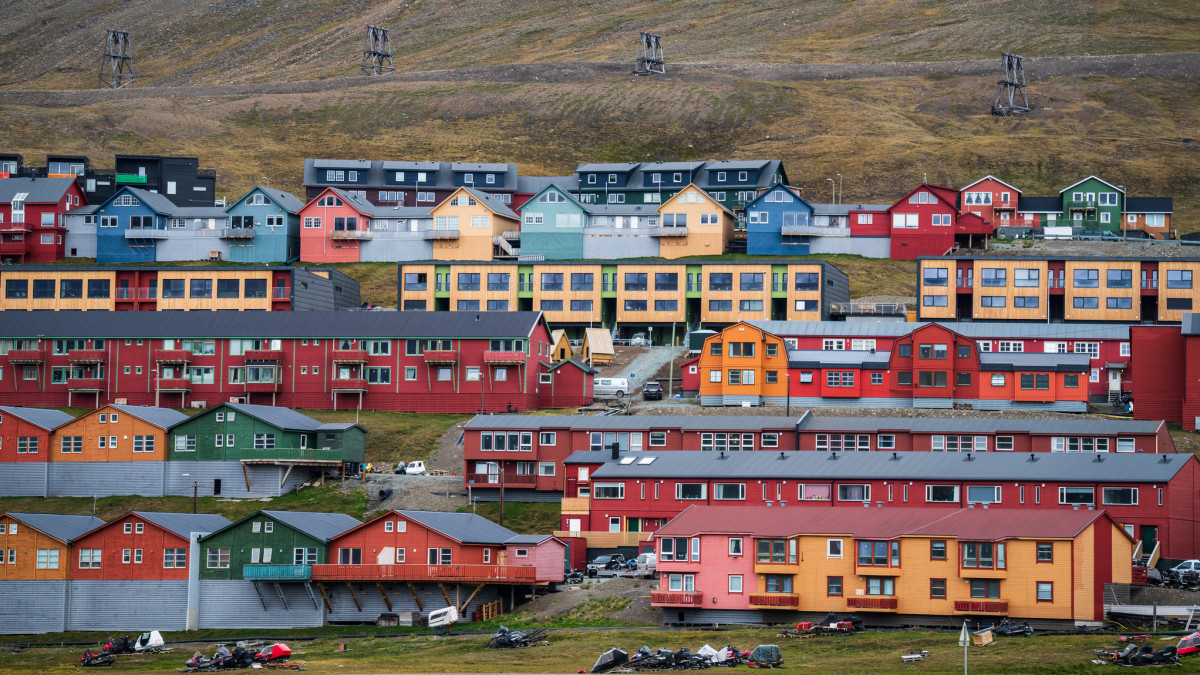 Ponad 8 stopni na plusie, osuwiska i kleszcze: „najgorętsze” lato na Svalbardzie