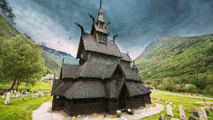 Zabytki jak rodem z „Władcy Pierścieni”: TOP 5 kościołów klepkowych, które warto zobaczyć w Norwegii