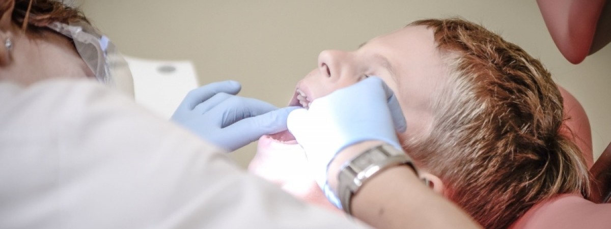 Zwykła próchnica czy już zaniedbanie? Dentyści zgłaszają Barnevernet coraz więcej dzieci