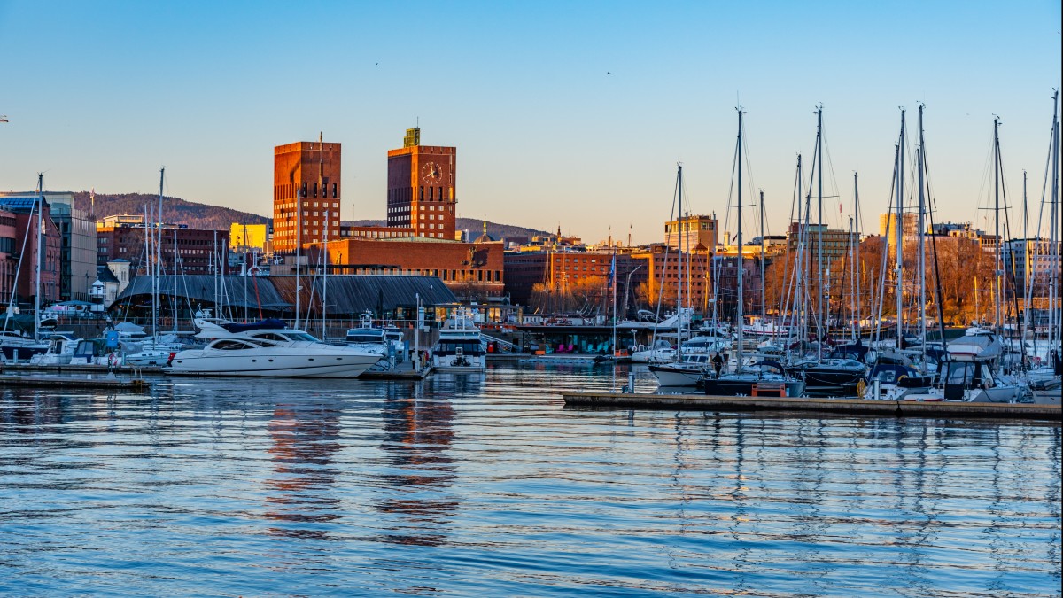 Oslo wciska hamulce. Na razie nie luzuje kolejnych obostrzeń i zakazuje imprezowych autokarów