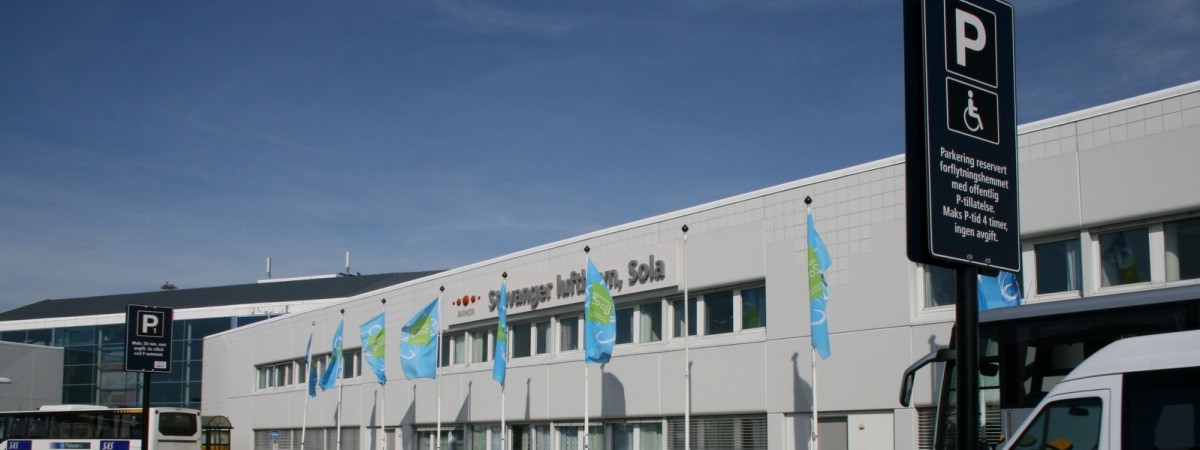 300 zniszczonych samochodów. Trwa szacowanie strat po pożarze na lotnisku