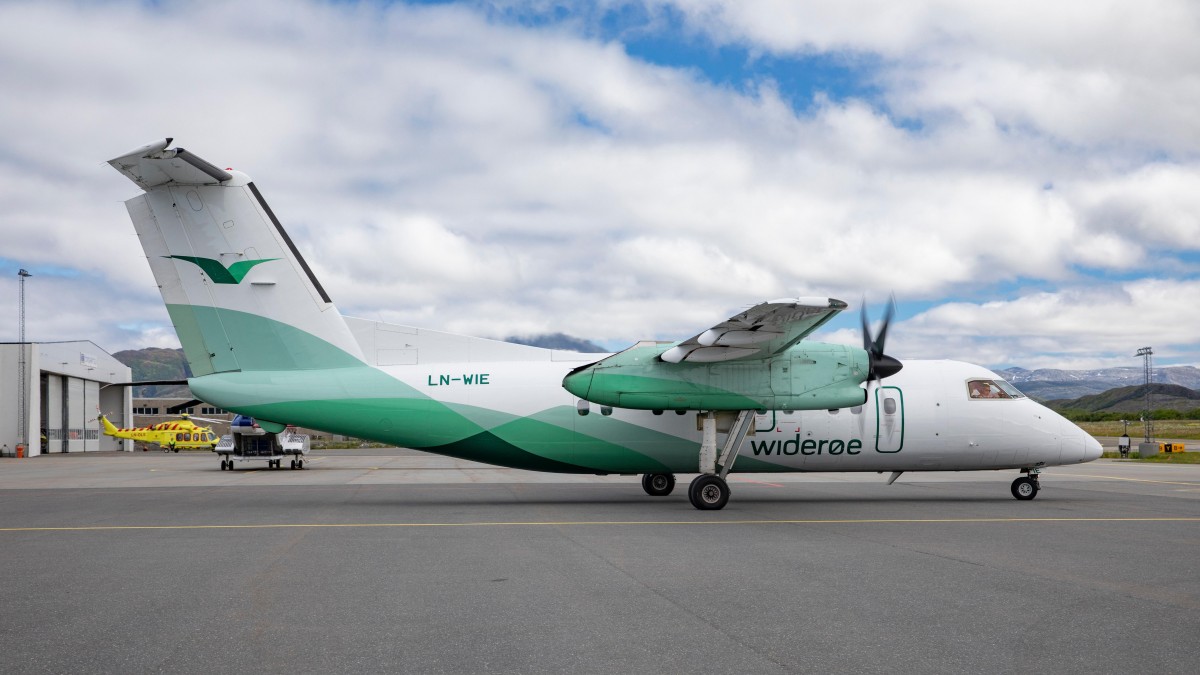 Awanturował się w samolocie, bo odmówiono mu alkoholu. Teraz ma zapłacić 100 tys. koron