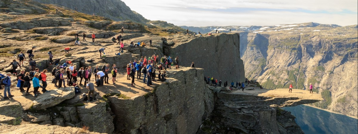 W japonkach, bez wody, na „krótki spacer”. Ratownicy z Trolltungi znów załamują ręce